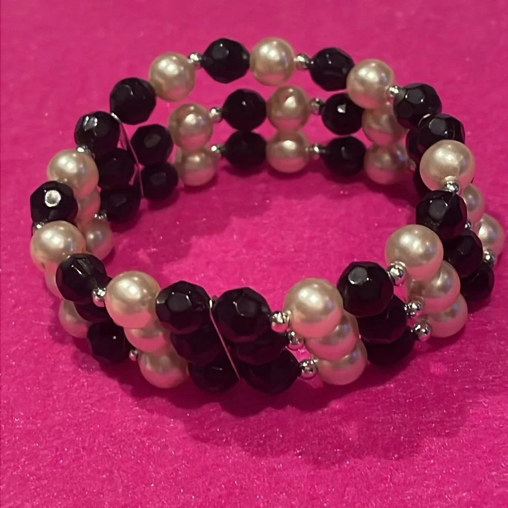Pearl and black Beaded Stretch Bracelet 6-8” - Picture 2 of 6